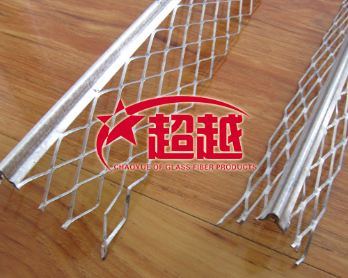 鋁沖孔護角條可以在灰泥工程之棱線上形成直邊抵抗破裂或龜裂，并保護及補強灰泥最脆弱的部分，其網(wǎng)翼可以在棱線之任何一側(cè)牢固地錨入所抹灰泥的全部深度中。護角網(wǎng)對灰泥粉飾而言是非常重要的，因為建筑的施工中及完